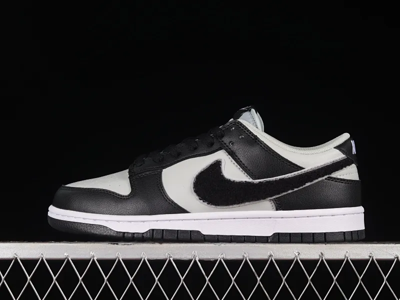All Categories Nk SB Dunk Series Nk SB Dunk Low Low-top sneakers Cost-effective version Nk Dunk Low "Chenille" plush black hook SB low-top sports and leisure sneakers DQ7683-001